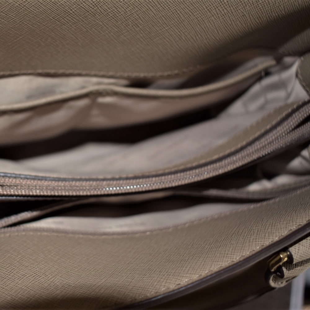 Michael Kors Emma Saffiano Leather Satchel 🎉HP🎉 - Picture 6 of 6